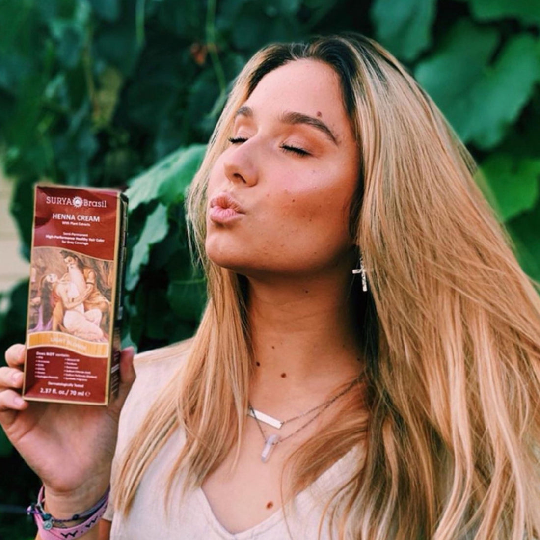 Tips for a Perfect Henna Powder Application to Cover Gray Hair